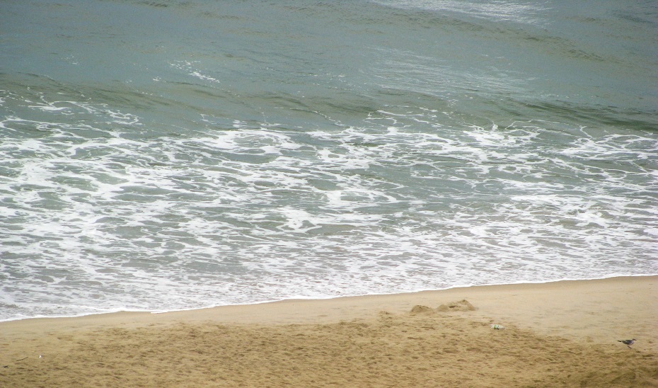 Orilla de una playa andaluza (imagen de archivo).